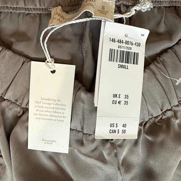 NWT Abercrombie & Fitch Beige Lounge Collection Satin Cargo Shorts (Size S) - Picture 5 of 8